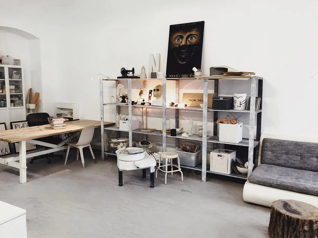 Руки мастера на гончарном круге — процесс создания керамики