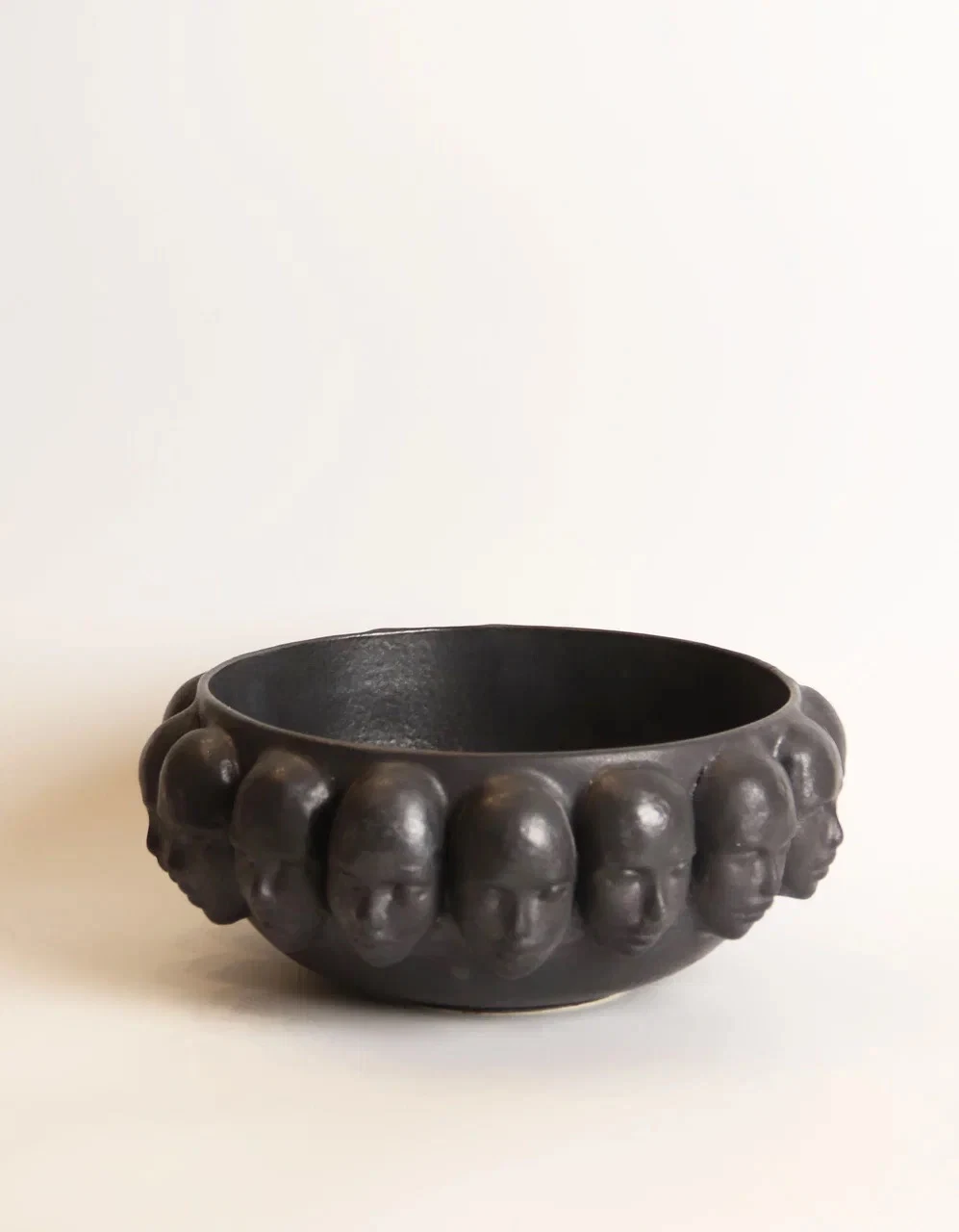 Блюдо «Лица». Глина · Глазурь, 2023