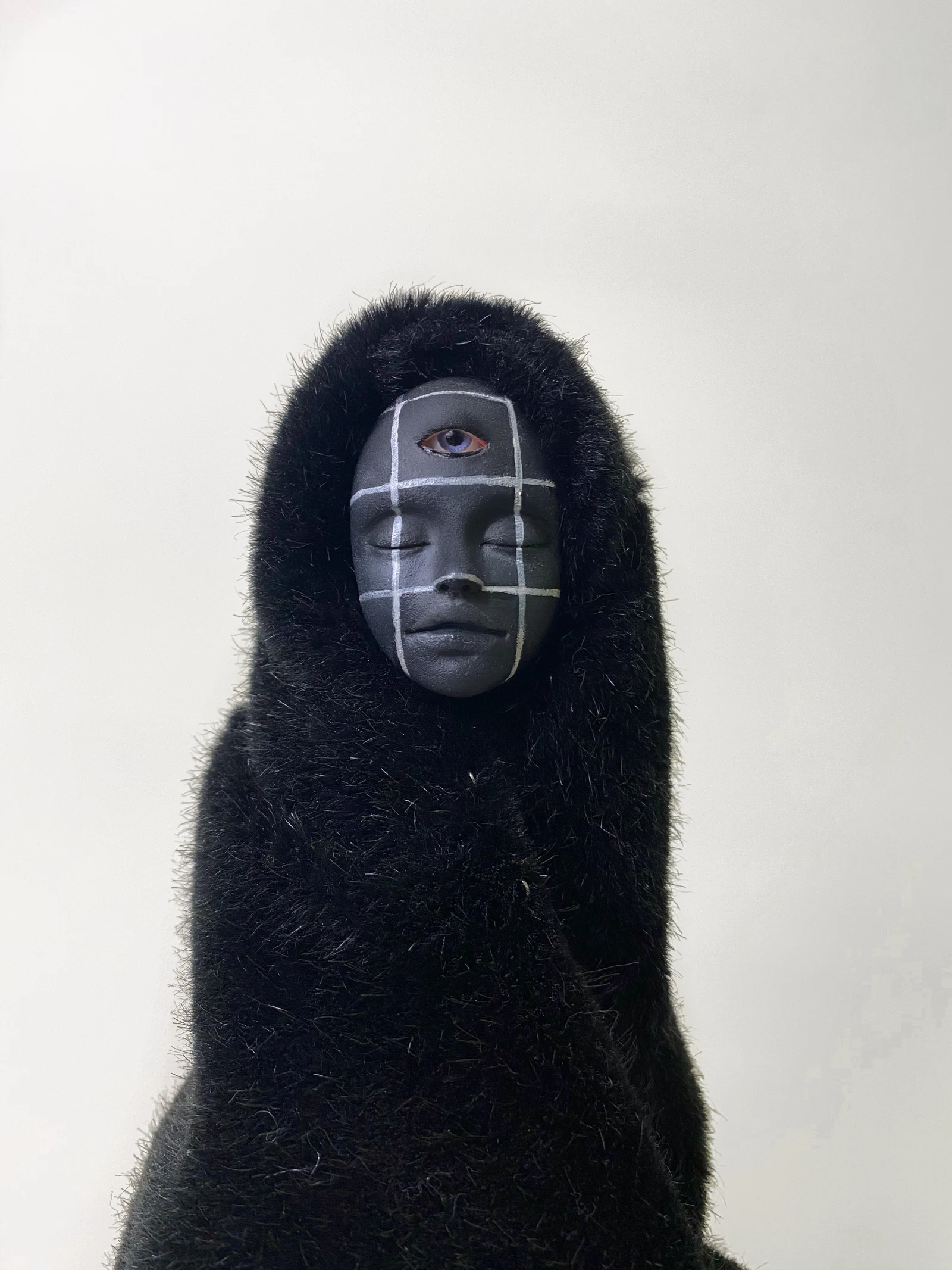 Состояние №7 — фигура в тёмном мехе с третьим глазом